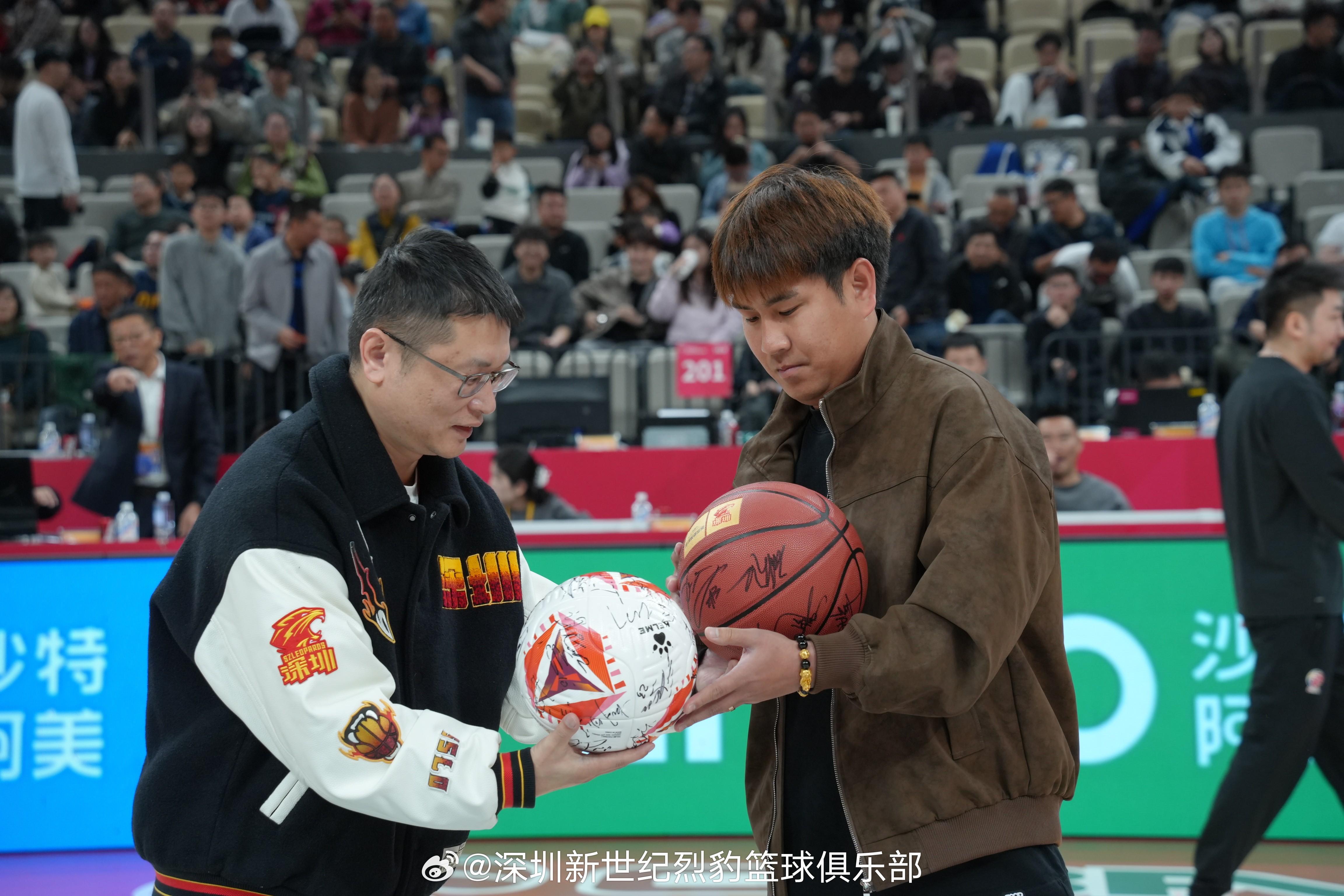世界杯官方直播软件下载-深圳青年人全队现场观战深圳烈豹，双方还进行了礼物互换