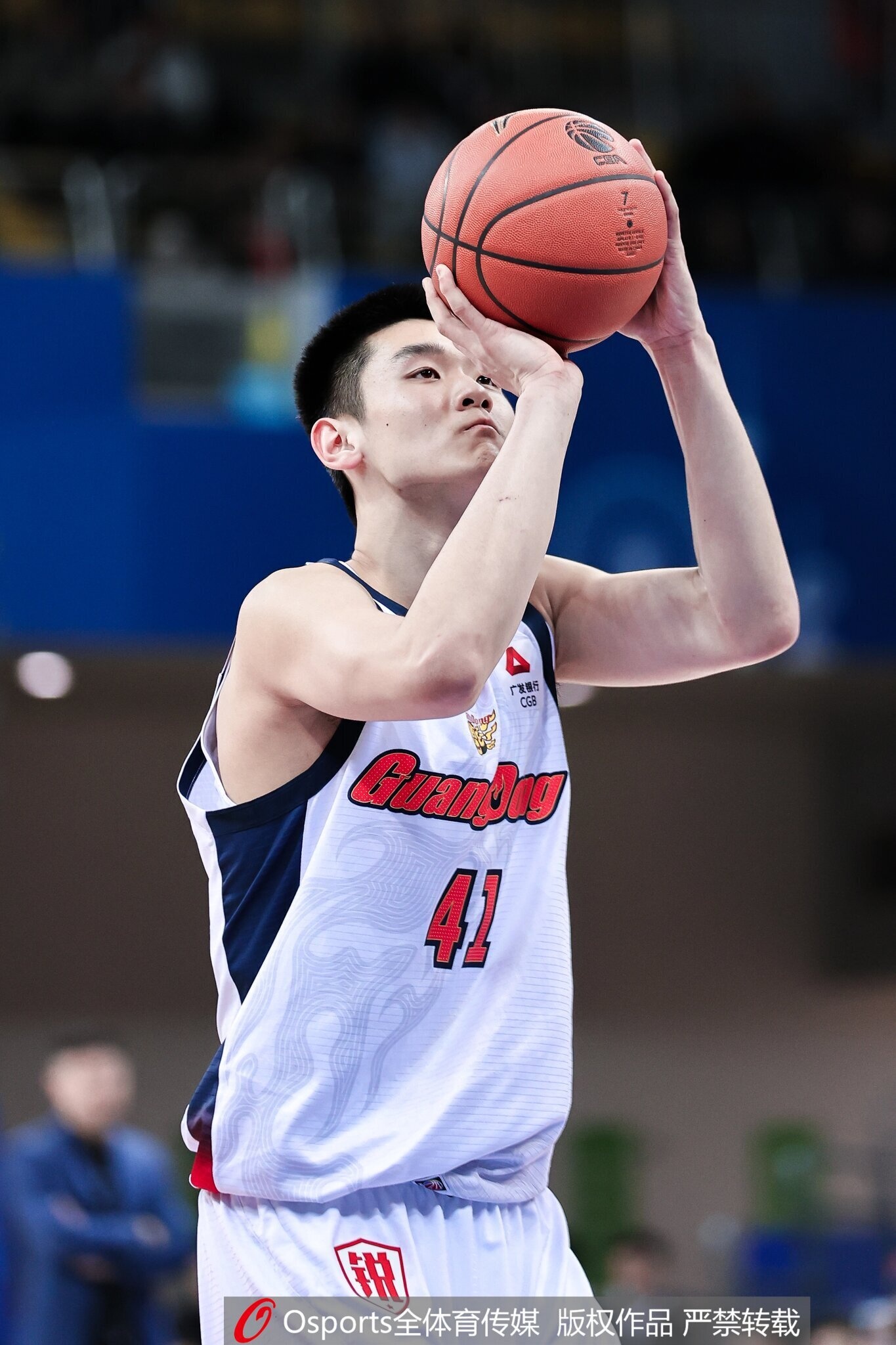 世界杯官网app下载手机版-媒体人：王洪泽用稚嫩肩膀扛起广东脆弱内线 他值得更多时间&amp;机会